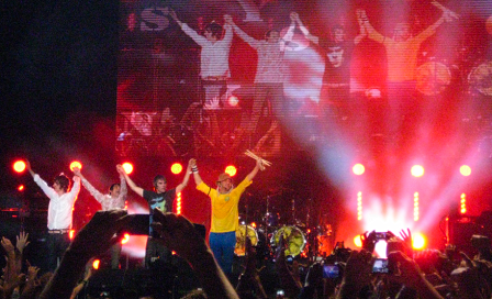 Stone Roses Hand in Hand auf der Bühne